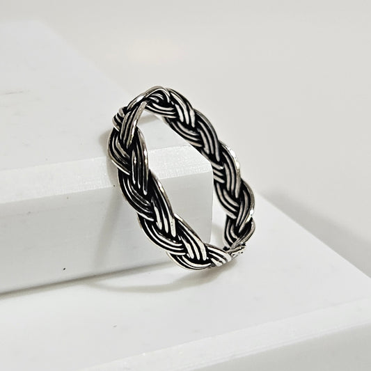 Beautiful rope braid silver ring