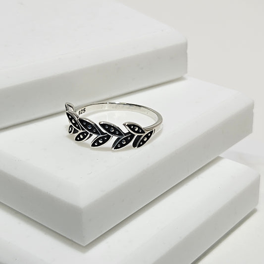 Oxidized finish silver leafs ring